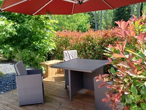 Outdoor dining - Charming Riverside Cottage Near Montargis with Nature & City Access (Montargis)