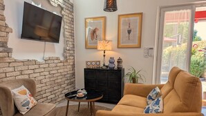 TV - Charming Riverside Cottage Near Montargis with Nature & City Access (Montargis)