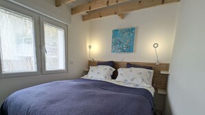 1 bedroom, WiFi (free), bed sheets - Charming Riverside Cottage Near Montargis with Nature & City Access (Montargis)