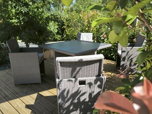 Outdoor dining - Charming Riverside Cottage Near Montargis with Nature & City Access (Montargis)