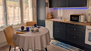 Fridge, microwave, dishwasher - Charming Riverside Cottage Near Montargis with Nature & City Access (Montargis)