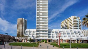 Un bâtiment moderne doté d’une tour centrale et de deux bâtiments plus petits de part et d’autre.