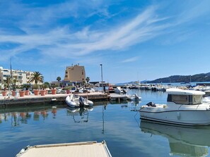 Marina - Airy 1BR Apt - AC, Loggia, Parking - Heart of La Favière (Bormes-les-Mimosas)