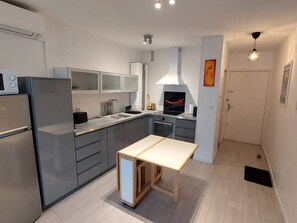 Kylskåp, mikrovågsugn, ugn och spishäll