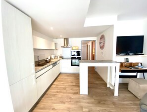 Kühlschrank, Mikrowelle, Ofen, Geschirrspüler