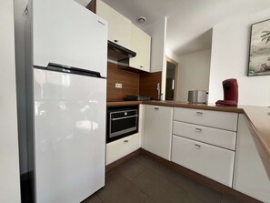 冷蔵庫、電子レンジ、コーヒー / ティーメーカー、トースター