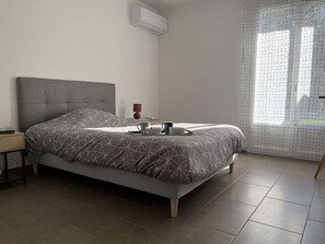 1 bedroom, bed sheets