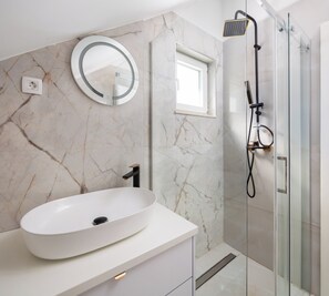 Shower, towels, toilet paper - Emerald Eco Villa (Povlja)