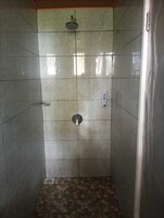 Habitación estándar con 1 cama doble o 2 individuales | Baño | Zapatillas