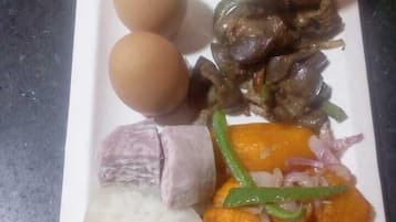 每日供應全套早餐 (每人 KES1000)