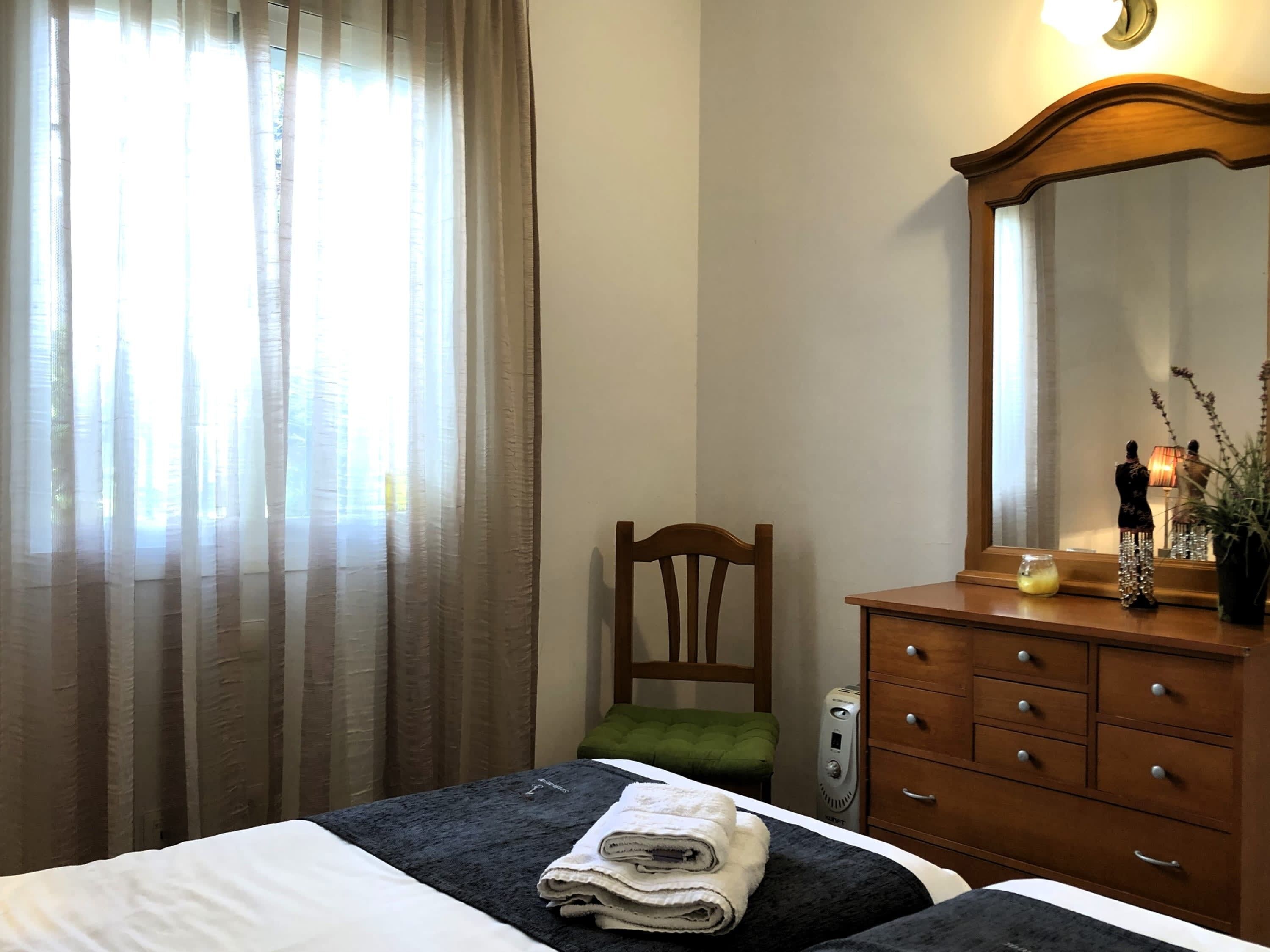 3 bedrooms, desk, iron/ironing board, internet