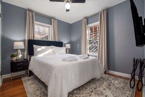 3 bedrooms, desk, WiFi, bed sheets