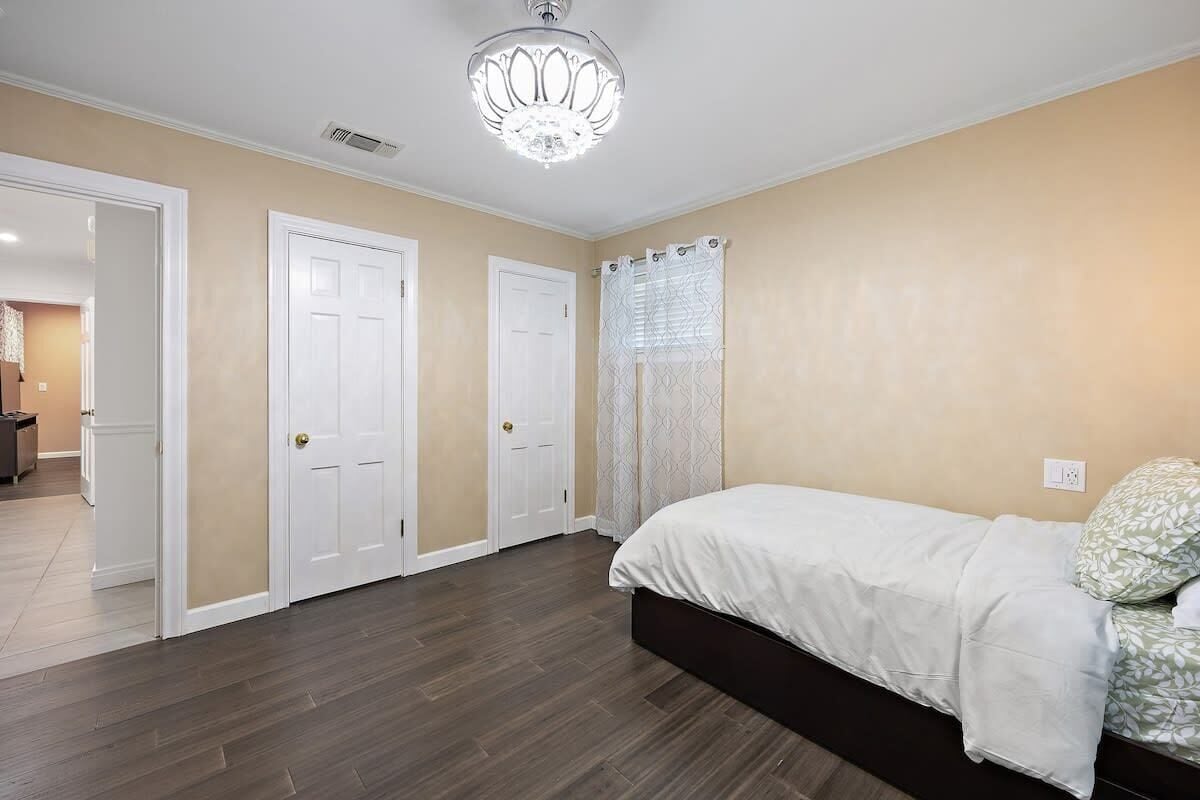 3 bedrooms, desk, iron/ironing board, free WiFi