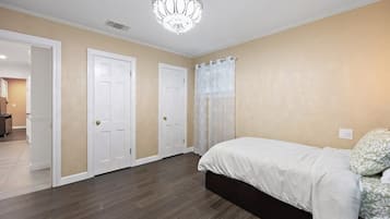 3 bedrooms, desk, iron/ironing board, free WiFi