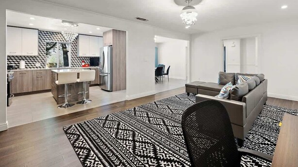 Een modern appartement met keuken, eethoek en woonkamer.