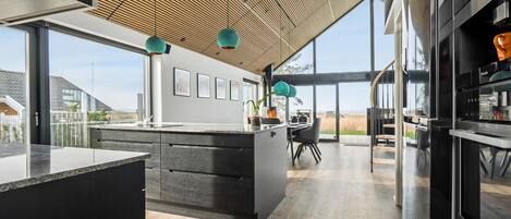 Kjøleskap, ovn, kokeplater og oppvaskmaskin