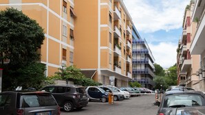 Un parcheggio multipiano con auto parcheggiate su entrambi i lati.