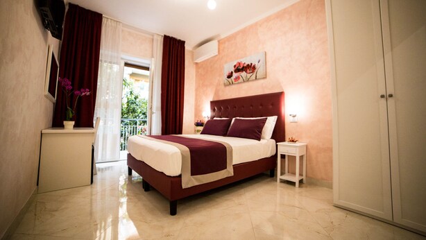 Una camera da letto con un letto grande, un comodino, un armadio e un quadro appeso al muro.
