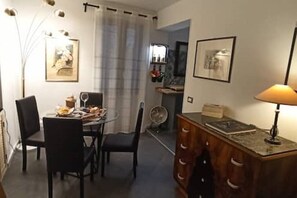 Dining - Jacona 365 Apartment - In the historic center area of Palermo. (Palermo)
