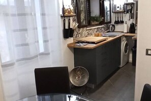 Fridge, microwave, stovetop, coffee/tea maker - Jacona 365 Apartment - In the historic center area of Palermo. (Palermo)