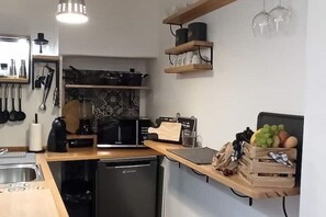 Fridge, microwave, stovetop, coffee/tea maker - Jacona 365 Apartment - In the historic center area of Palermo. (Palermo)