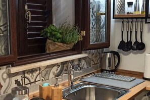 Kjøleskap, mikrobølgeovn, kokeplater og kaffetrakter/tekoker