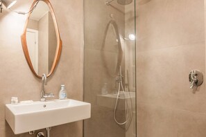 Douche, séchoir à cheveux, bidet, serviettes fournies