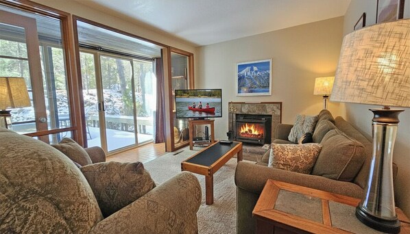 TV, fireplace