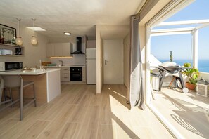 Fridge, microwave, oven, coffee/tea maker