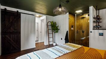 2 chambres, bureau, fer et planche à repasser, lit de bébé portatif