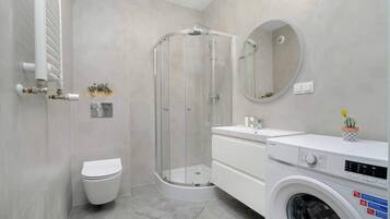 Douche, sèche-cheveux, shampoing