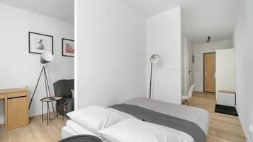 Planxa i posts de planxar, wifi i roba de llit