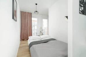 Iron/ironing board, WiFi, bed sheets