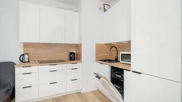 Kjøleskap, mikrobølgeovn, kokeplater og oppvaskmaskin