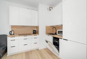 Fridge, microwave, stovetop, dishwasher