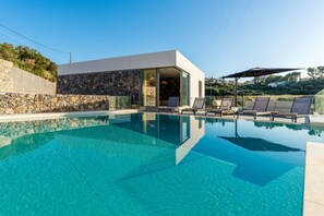Piscina all'aperto, una piscina riscaldata