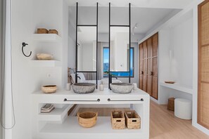4 chambres, coffres-forts dans les chambres, fer et planche à repasser
