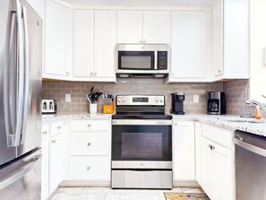 Kühlschrank, Mikrowelle, Ofen, Herdplatte