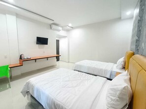 Desk, soundproofing, free WiFi, bed sheets