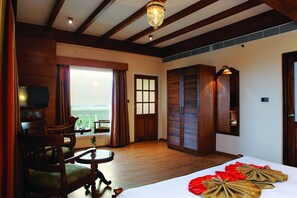 Business Suite | Living area | TV - LE MARITIME KOCHI (Kochi)