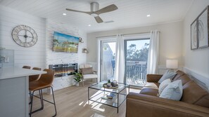 Smart TV, fireplace - Amazing 1-bd Beach Villa, best location Hilton Head Island -Heart of the Island! (Hilton Head Island)