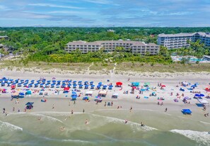 Plage, chaises longues, serviettes de plage