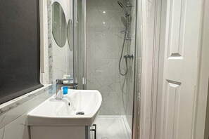 淋浴设施、吹风机、毛巾