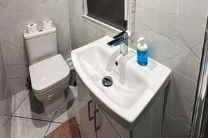 Suihku, hiustenkuivaaja, pyyhkeet