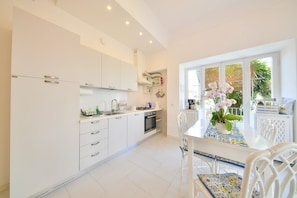 Fridge, oven, stovetop, dishwasher