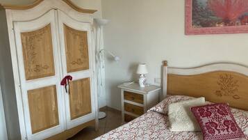 2 bedrooms, bed sheets