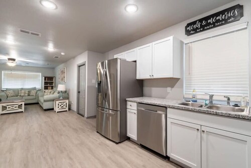 Lakeside Retreat - 3BR 2BA - Close to Hospitals