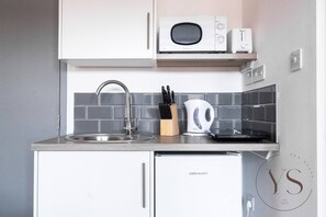 Frigorífico, microondas, placa de cocina y tostadora