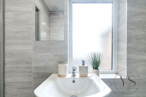 Douche, sèche-cheveux, serviettes fournies