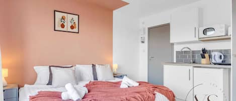 1 bedroom, desk, iron/ironing board, WiFi